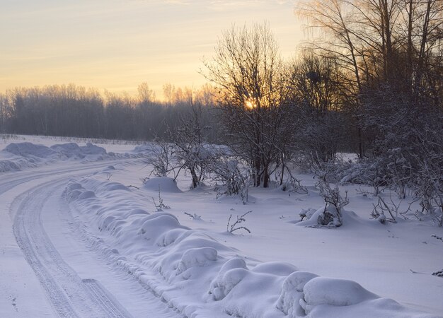 Estrada de inverno no meio de montes de neve