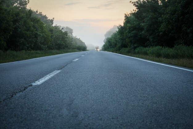 Estrada de manhã nublada. Linda manhã de verão.