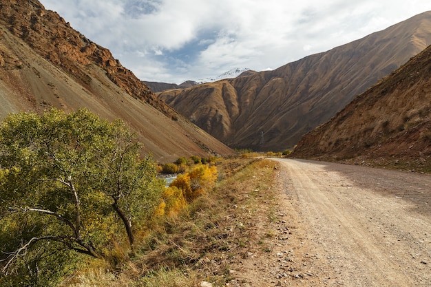 Estrada de montanha ao longo do rio Kokemeren, na região de Naryn, no Quirguistão.