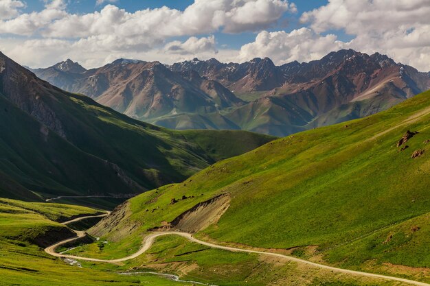 Estrada de montanha através da passagem Quirguistão Tien Shan