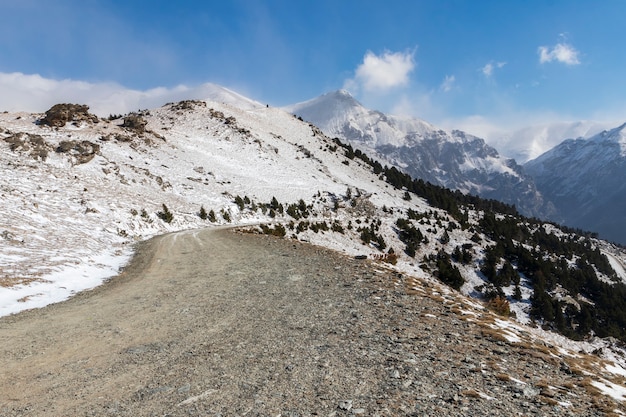 Estrada de montanha coberta de neve.