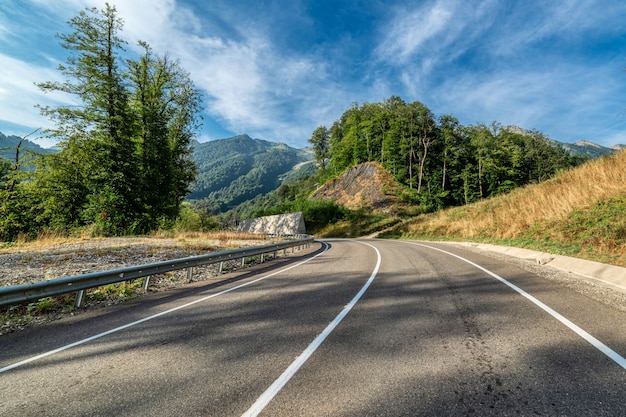 Estrada de montanha de asfalto