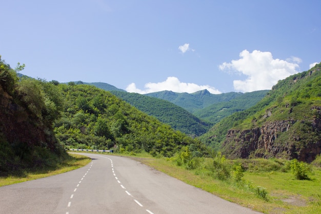 Estrada de montanha de paisagem nas montanhas