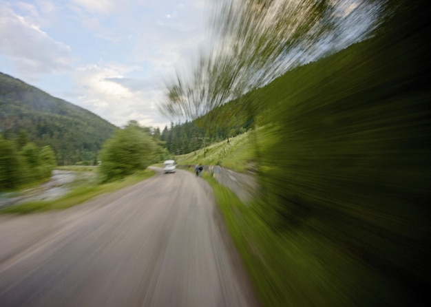 Estrada de montanha em alta velocidade