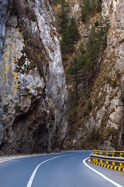 Estrada de montanha em Cheile Bicazului nos Cárpatos romenos