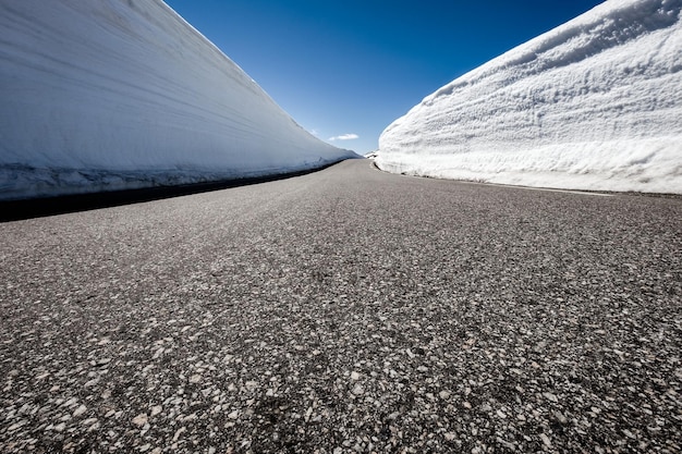 Estrada de montanha na Noruega com parede de neve alta