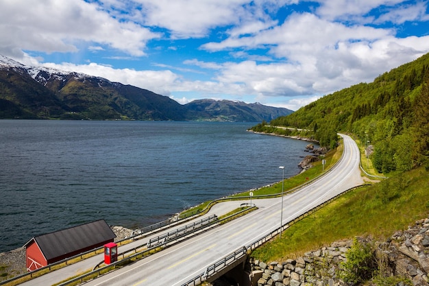 Estrada de montanha na Noruega.