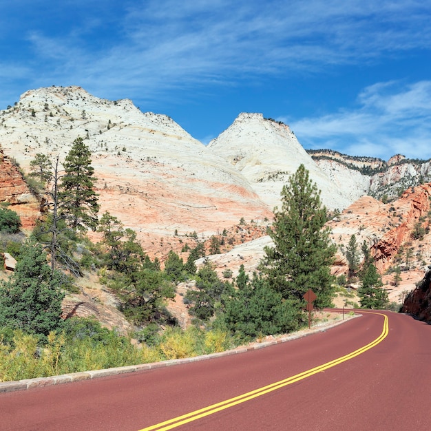 Estrada de montanha no parque nacional de zion no outono