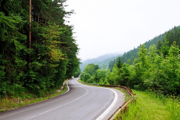 Estrada de montanha sinuosa. Bela paisagem e vista para uma estrada de montanha.