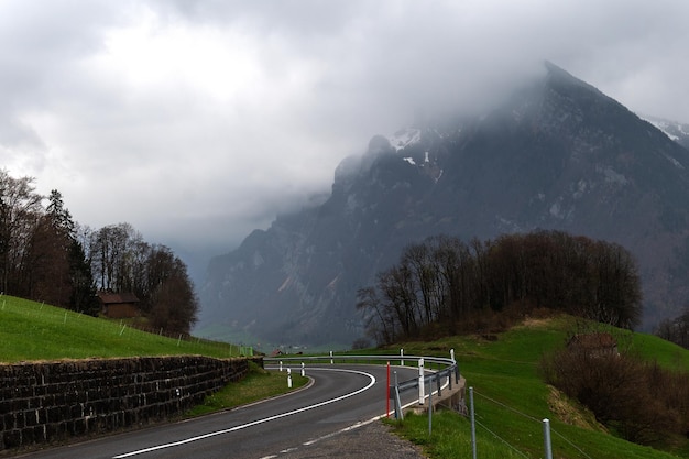 Estrada de montanha sinuosa no Cantão de St Gallen Glarus Alps região Suíça Europa