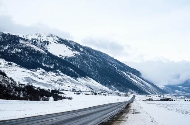Estrada de montanha vazia no inverno