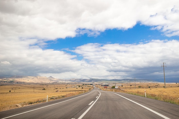 Estrada de paisagem urbana com céu azul