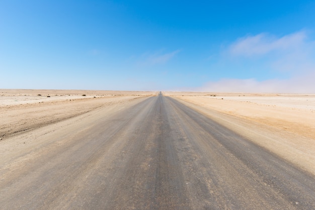 Estrada de sal cruzando o deserto do Namibe, Namíbia, África