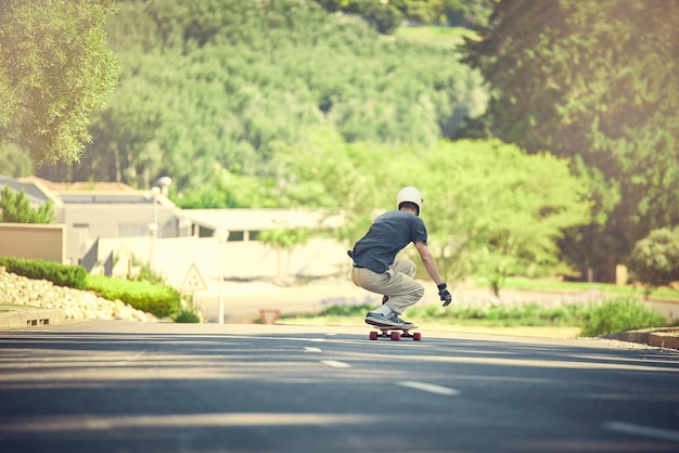 Estrada de skate e maquete com um esportista patinando ou treinando ao ar livre enquanto se move em velocidade para ação Exercício de fitness e rua com um patinador ou atleta do lado de fora para praticar seu equilíbrio