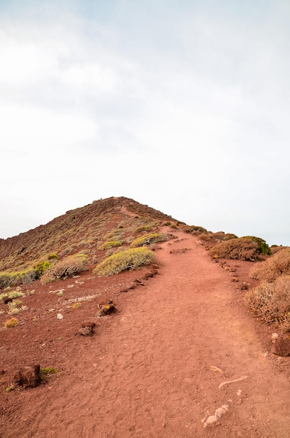 Estrada de terra através do deserto na ilha de Tenerife Espanha