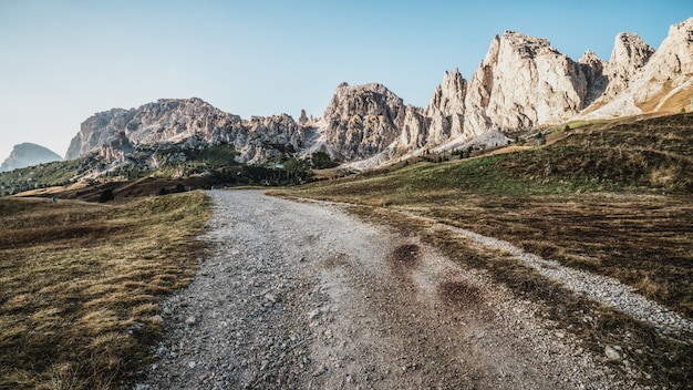 Estrada de terra e trilha de trilha na Itália Dolomita