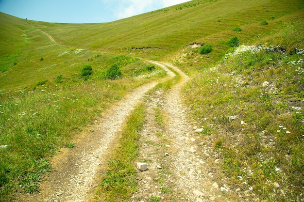 Estrada de terra na natureza Armênia verão