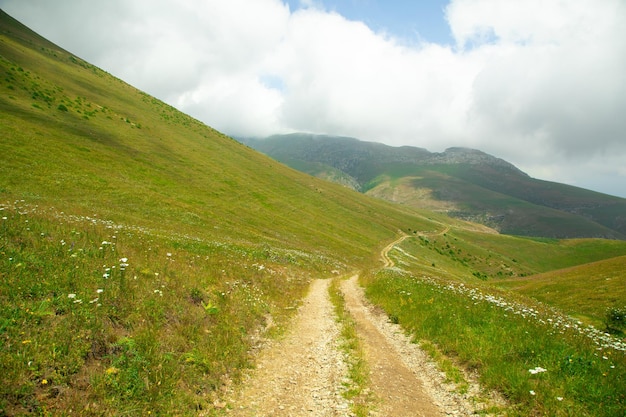 Estrada de terra na natureza Armênia verão