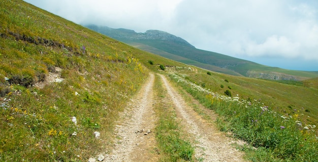 Estrada de terra na natureza armênia verão