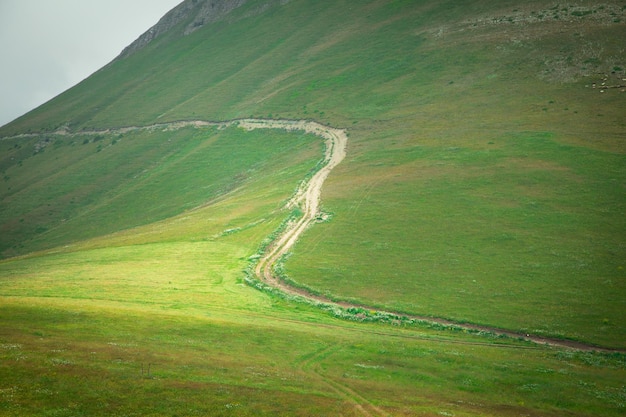 Estrada de terra na natureza Armênia verão