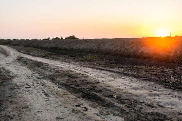 Estrada de terra no campo