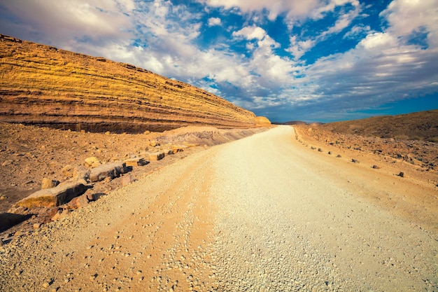 Estrada de terra no deserto de Makhtesh Ramon Crater Negev Israel