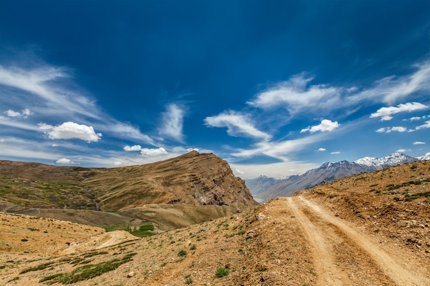 Estrada de terra no Himalaia