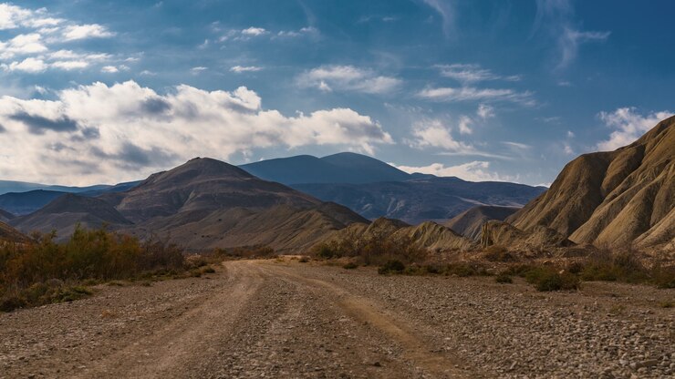 Estrada de terra para as montanhas