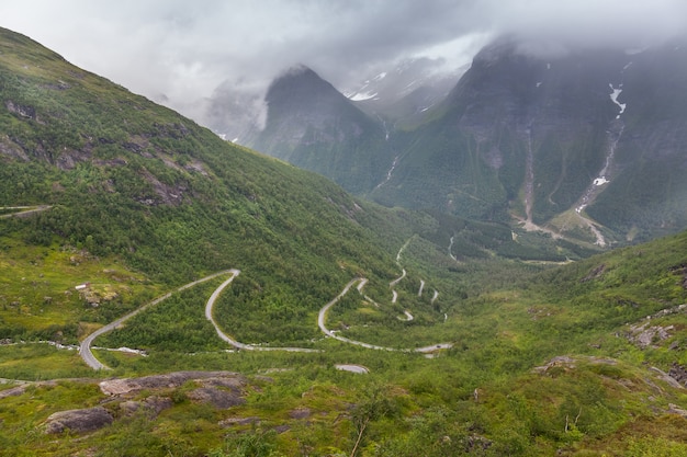 Estrada de terra passando em um vale entre montanhas na Noruega