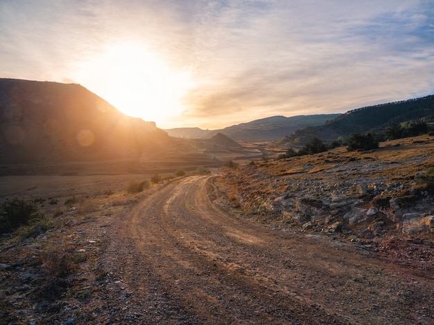 Foto estrada de terra pela manhã através do planalto da montanha.