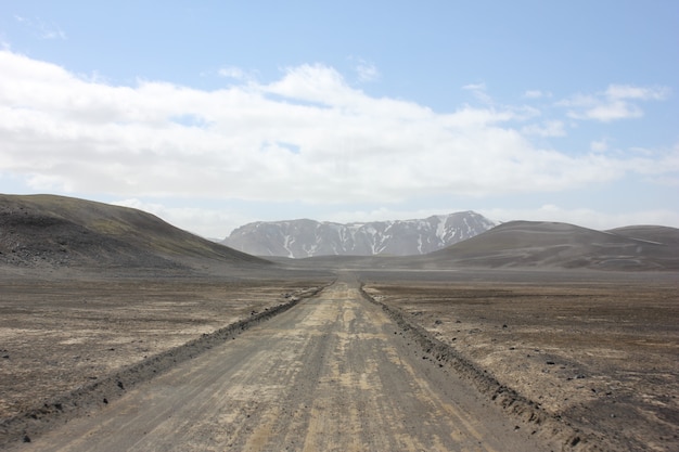 Estrada de terra vazia em um dia ensolarado