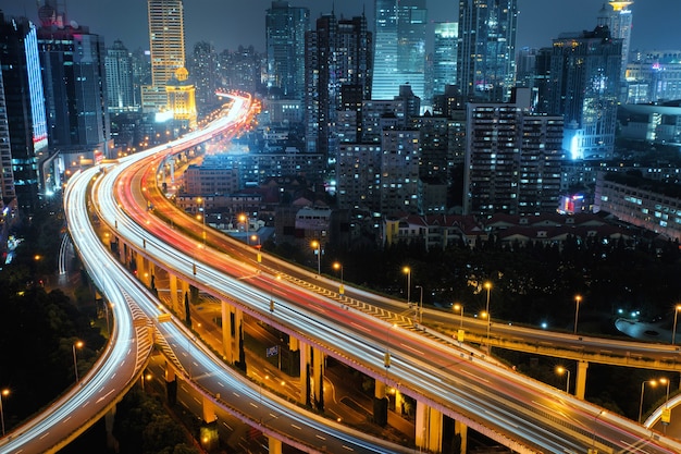 Estrada de tráfego da cidade moderna. entroncamento rodoviário de transporte na ponte.