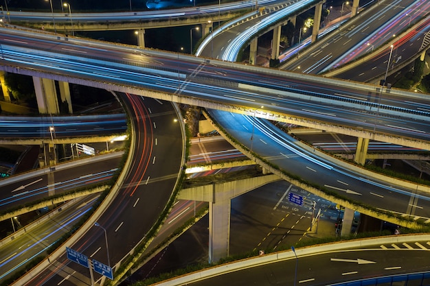 Estrada de trânsito urbana moderna à noite, entroncamento de transporte