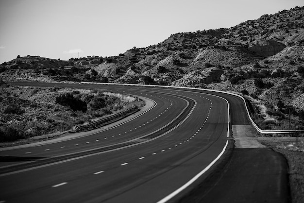 Foto estrada de verão na montanha viagem americana panorama de estradas de asfalto