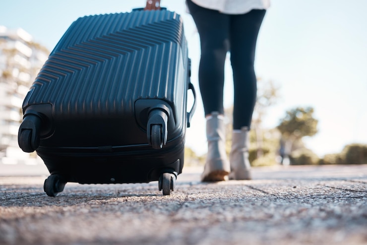 Foto estrada de viagem e mulher com mala caminhando para o destino para férias de fim de semana e férias viagem de viagem e pés de menina com bagagem na rua urbana para explorar aventura e turismo