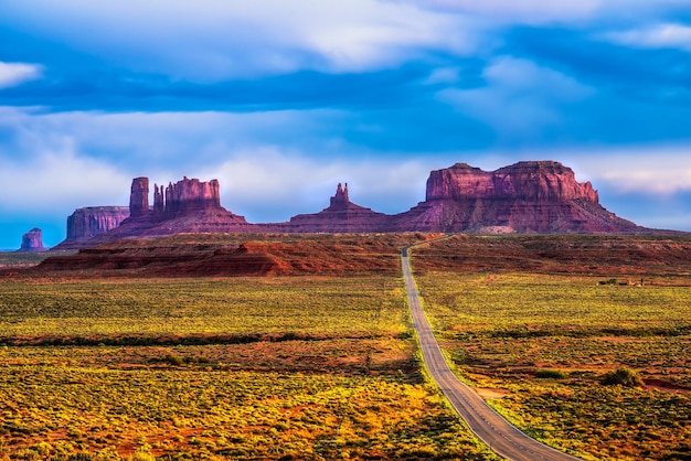 Estrada do deserto que leva ao Monument Valley na Reserva da Nação Navajo