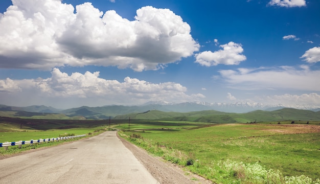 Estrada e céu azul