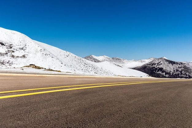 Estrada e montanha de neve no planalto tibetano