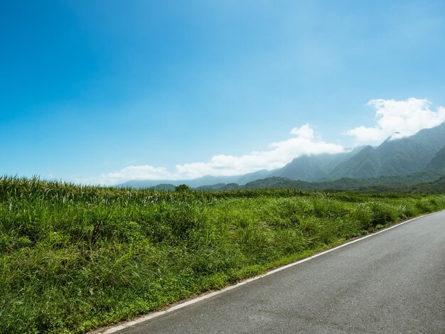 Estrada e paisagem de montanha em um dia ensolarado