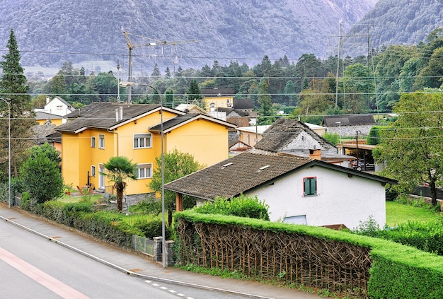 Estrada em Aurigeno em Ticino, da Suíça no verão.