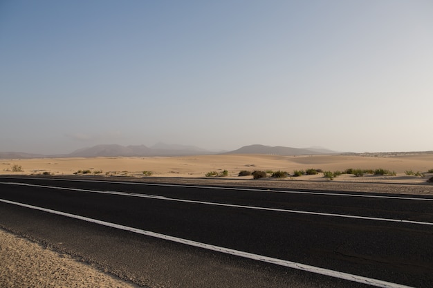 Estrada em Corralejo, Espanha, ilha de Fuerteventura