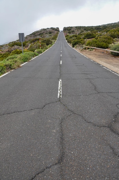 Estrada em dia nublado no Parque Nacional El Teide