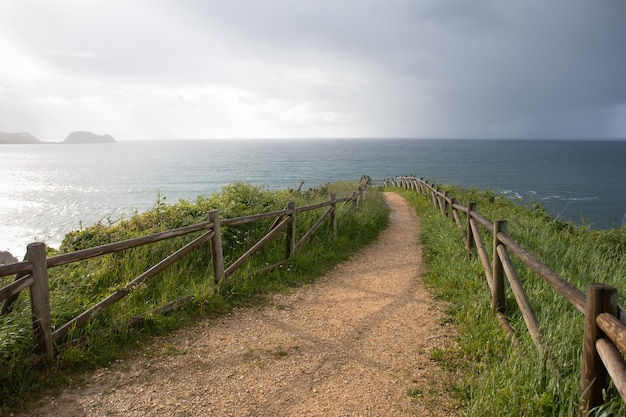 Estrada em direção ao mar na costa do País Basco em Zarautz, no norte da Espanha e ao fundo