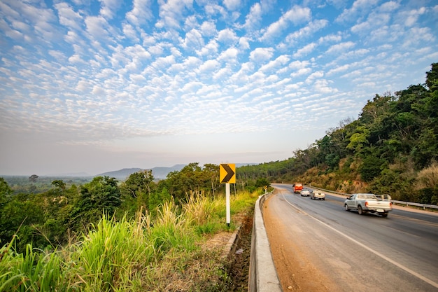 Foto estrada em meio a árvores contra o céu