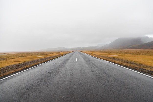 Estrada em meio à paisagem contra o céu