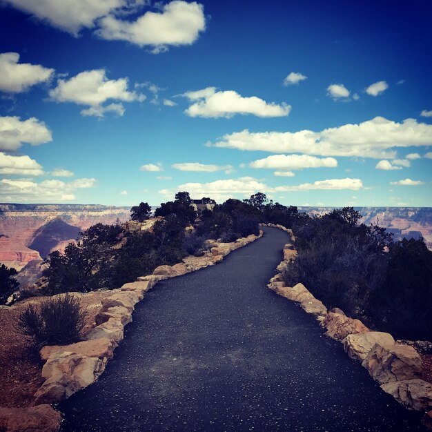 Foto estrada em meio à paisagem contra o céu