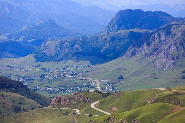 Estrada em um vale de montanha