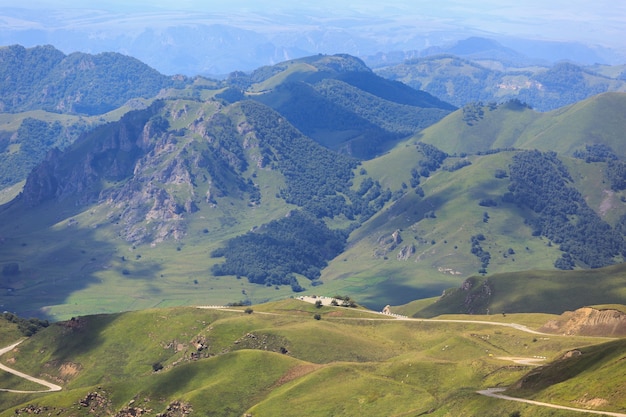 Estrada em um vale de montanha.