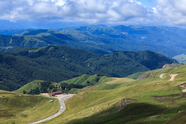 Estrada em um vale de montanha