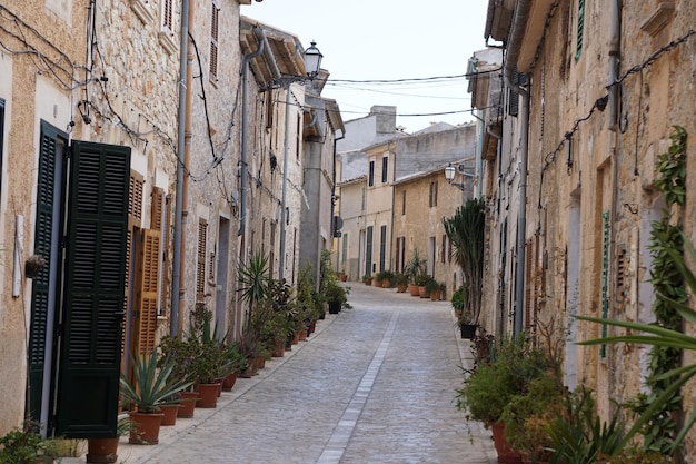 Estrada entre casas